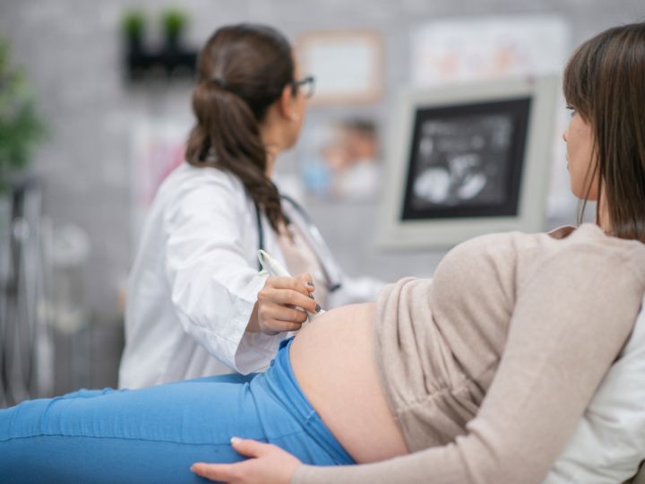 How an Obstetrician Ensures a Safe & Comfortable Pregnancy Experience